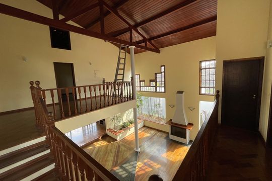 Corredor de casa de condomínio para alugar com 4 quartos, 326m² em Granja Vianna cotia, Cotia