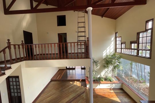 Corredor de casa de condomínio para alugar com 4 quartos, 326m² em Granja Vianna cotia, Cotia