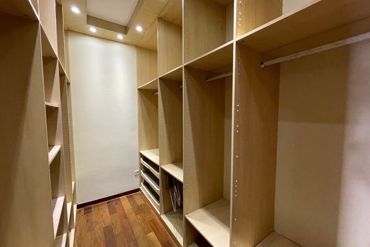 Closet da Suíte 1 de casa de condomínio para alugar com 4 quartos, 326m² em Granja Vianna cotia, Cotia