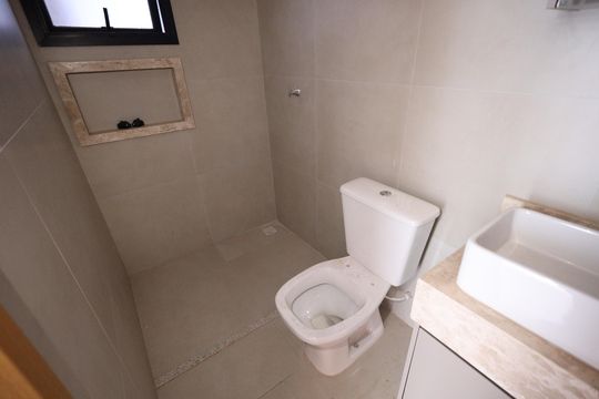 Banheiro Corredor de apartamento à venda com 3 quartos, 74m² em Vila Rosa, Goiânia