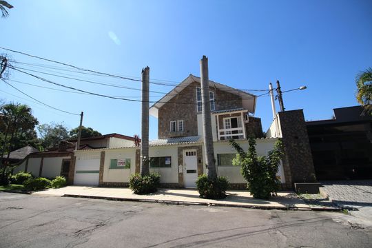 Fachada de casa de condomínio para alugar com 3 quartos, 600m² em Taquara, Rio de Janeiro