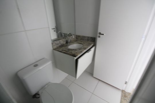 Banheiro de apartamento para alugar com 1 quarto, 37m² em Taquara, Rio de Janeiro