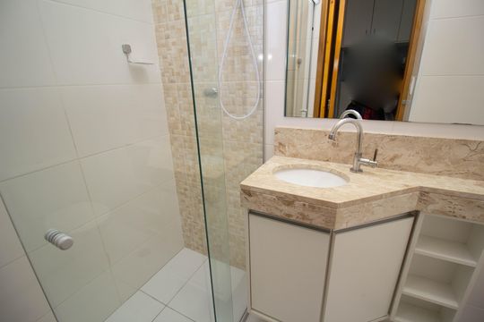 Banheiro da Suíte 1 de casa de condomínio à venda com 2 quartos, 70m² em Vila Santa Edwiges, São Paulo