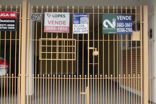 Fachada de casa à venda com 2 quartos, 130m² em Vila Yolanda, Osasco