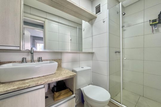 Banheiro de apartamento à venda com 2 quartos, 65m² em Centro, Canoas