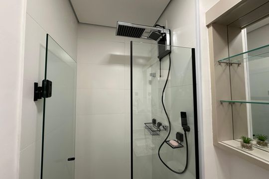 Banheiro de apartamento para alugar com 1 quarto, 41m² em Empresarial 18 do Forte, Barueri