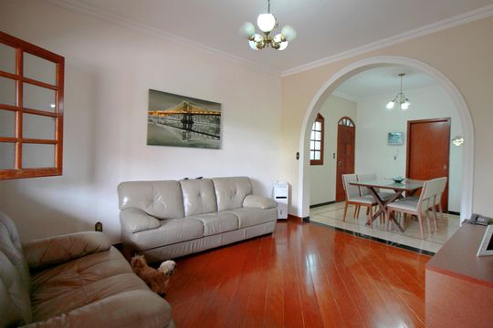 Casa à venda com 5 quartos, 300m² em Pompéia, Belo Horizonte