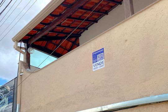 Placa instalada de casa à venda com 5 quartos, 300m² em Pompéia, Belo Horizonte