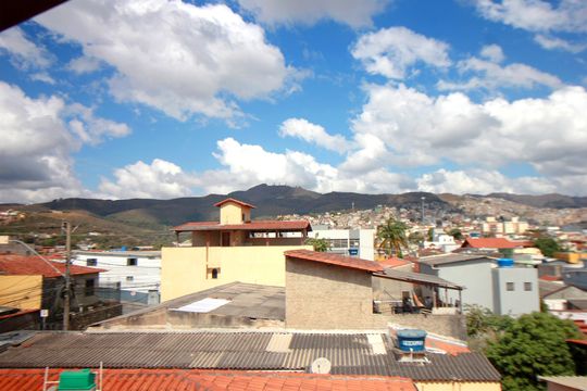 Vista de casa à venda com 5 quartos, 300m² em Pompéia, Belo Horizonte