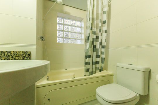 Banheiro Social de apartamento à venda com 1 quarto, 49m² em Floresta, Porto Alegre