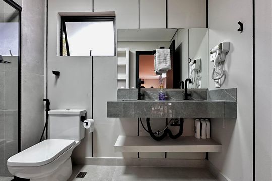 Banheiro de kitnet/studio para alugar com 1 quarto, 50m² em Santo Amaro, São Paulo