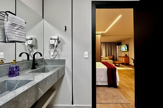Banheiro de apartamento para alugar com 1 quarto, 50m² em Santo Amaro, São Paulo