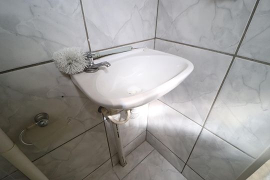 Banheiro de kitnet/studio para alugar com 1 quarto, 41m² em Santa Mônica, Uberlândia
