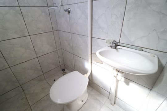 Banheiro de kitnet/studio para alugar com 1 quarto, 41m² em Santa Mônica, Uberlândia