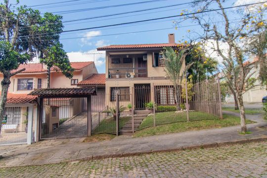 Fachada de casa à venda com 4 quartos, 258m² em Espírito Santo, Porto Alegre