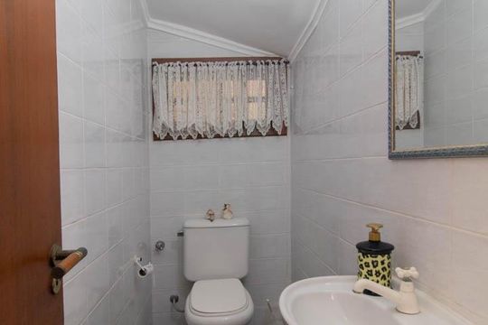 Lavabo de casa à venda com 4 quartos, 258m² em Espírito Santo, Porto Alegre