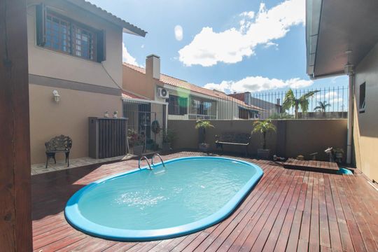 Quintal de casa à venda com 4 quartos, 258m² em Espírito Santo, Porto Alegre