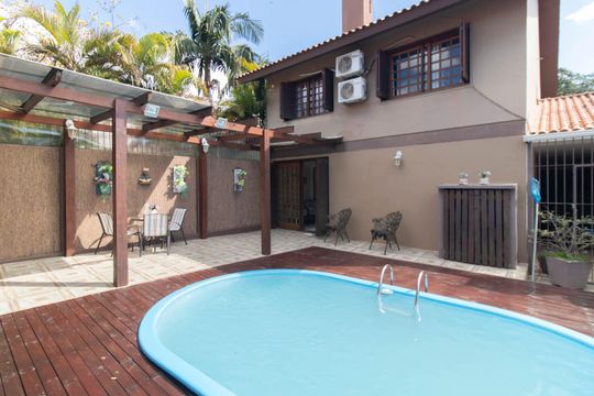 Quintal de casa à venda com 4 quartos, 258m² em Espírito Santo, Porto Alegre