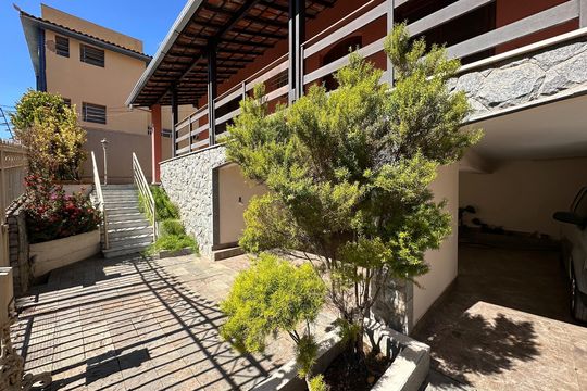 Casa à venda com 4 quartos, 360m² em Alto Caiçaras, Belo Horizonte