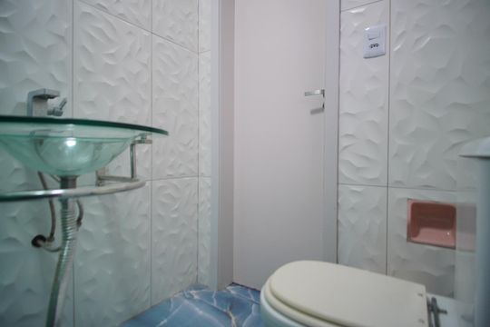 Banheiro Corredor de apartamento para alugar com 2 quartos, 52m² em Vila Jardim, Porto Alegre