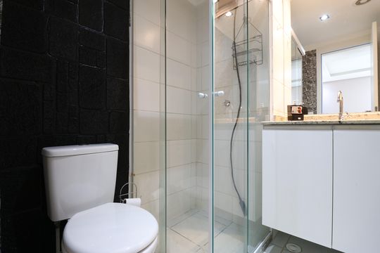 Banheiro de apartamento à venda com 1 quarto, 28m² em Água Branca, São Paulo