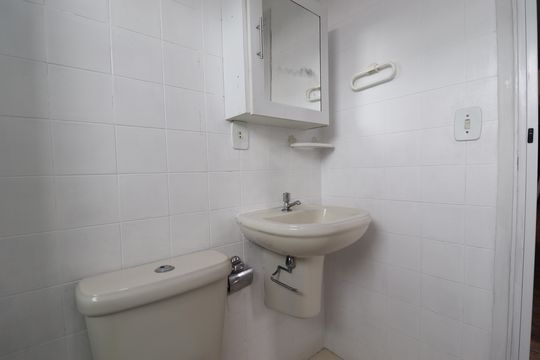 Banheiro de apartamento para alugar com 2 quartos, 64m² em Jardim Alzira Franco, Santo André