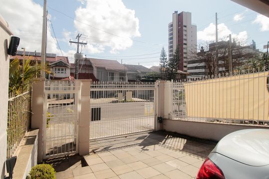 Garagem de casa para alugar com 3 quartos, 281m² em Jardim Itu, Porto Alegre