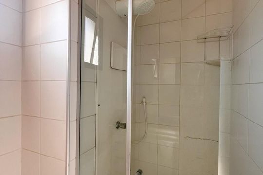 Banheiro de apartamento à venda com 1 quarto, 55m² em Cambuí, Campinas
