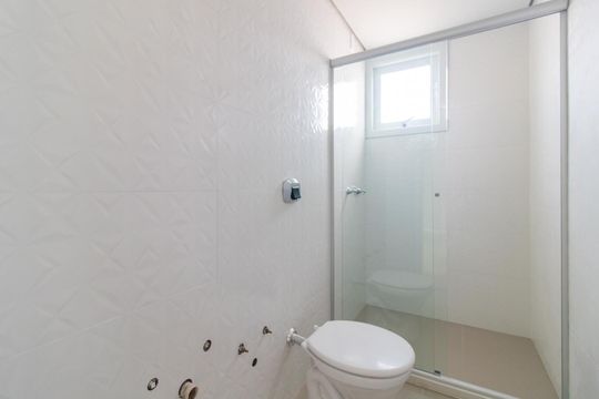 Banheiro de apartamento à venda com 2 quartos, 67m² em Teresópolis, Porto Alegre
