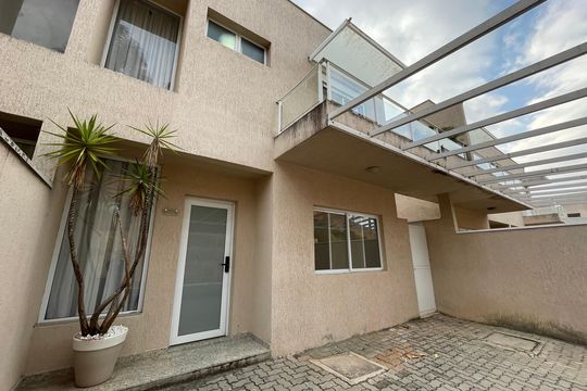 Fachada de casa de condomínio para alugar com 3 quartos, 159m² em Jardim Rebelato, Cotia