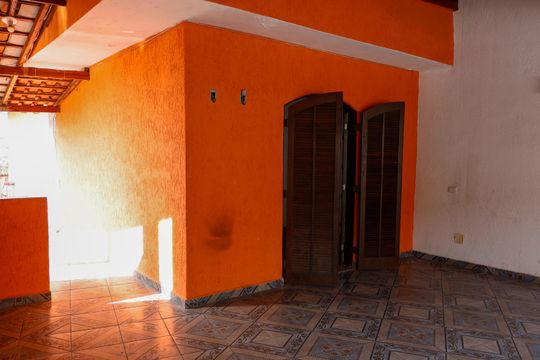 Sacada de casa à venda com 2 quartos, 200m² em Parque das Bandeiras, Osasco