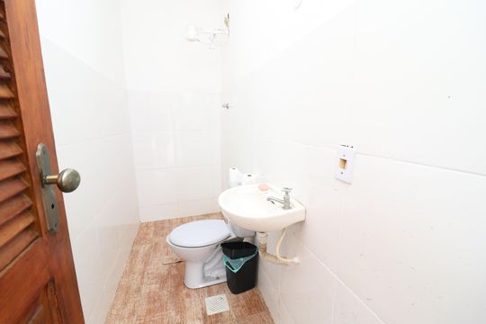 Banheiro da garagem de casa à venda com 5 quartos, 500m² em Pitangueiras, Rio de Janeiro