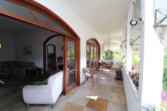 Varanda de casa à venda com 5 quartos, 500m² em Pitangueiras, Rio de Janeiro