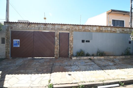 Fachada  de casa à venda com 3 quartos, 280m² em Jardim Santa Genebra, Campinas
