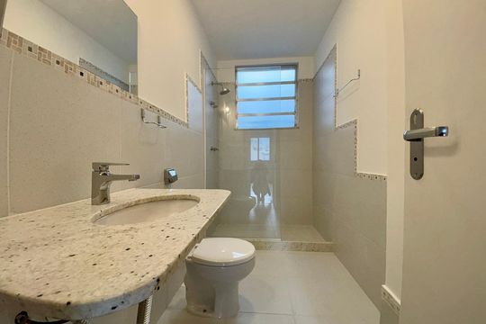 Banheiro da Suíte de apartamento à venda com 2 quartos, 70m² em Copacabana, Rio de Janeiro