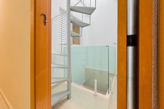 Escada - Cobertura de casa à venda com 3 quartos, 153m² em Jardim da Gloria, São Paulo