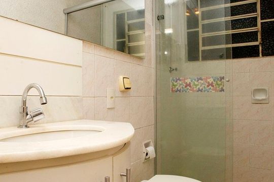Banheiro da Suíte de apartamento à venda com 1 quarto, 39m² em Higienópolis, Porto Alegre