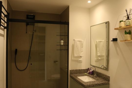 Banheiro de kitnet/studio à venda com 1 quarto, 27m² em Barra Funda, São Paulo