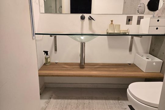 Banheiro de apartamento à venda com 1 quarto, 70m² em Petrópolis, Porto Alegre