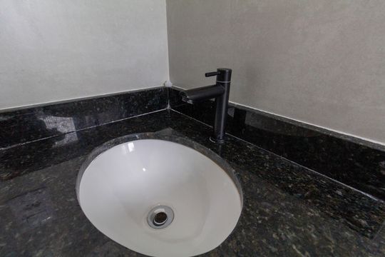 Banheiro de kitnet/studio para alugar com 1 quarto, 39m² em Jardim Belem, São Paulo