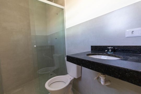Banheiro de kitnet/studio para alugar com 1 quarto, 39m² em Jardim Belém, São Paulo