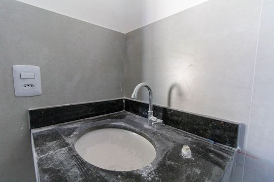 Banheiro de kitnet/studio para alugar com 1 quarto, 39m² em Jardim Belem, São Paulo