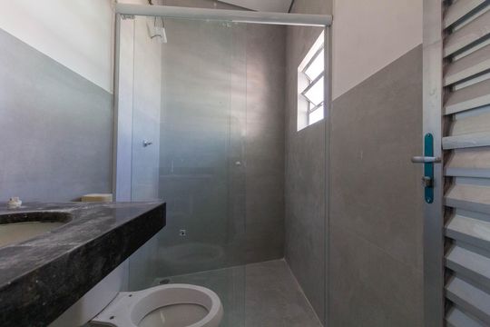Banheiro de kitnet/studio para alugar com 1 quarto, 39m² em Jardim Belem, São Paulo