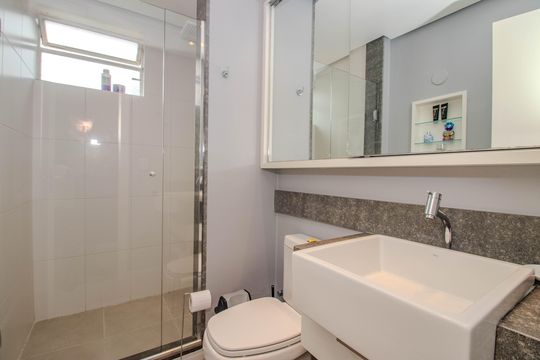 Banheiro de apartamento à venda com 1 quarto, 44m² em Higienópolis, Porto Alegre