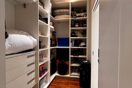 Closet da suíte de casa de condomínio à venda com 4 quartos, 860m² em Parque Imperador, Campinas