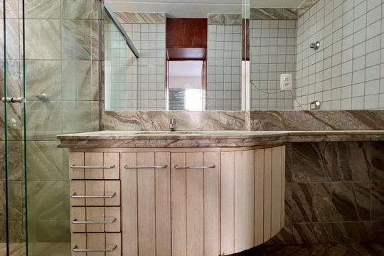Banheiro de apartamento à venda com 3 quartos, 270m² em Gutierrez, Belo Horizonte
