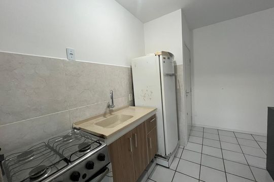 Cozinha de apartamento para alugar com 2 quartos, 52m² em Serraria, São José