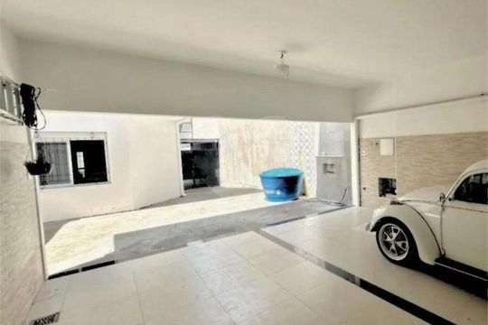 Casa para alugar com 4 quartos, 300m² em Jardim das Bandeiras, São Paulo