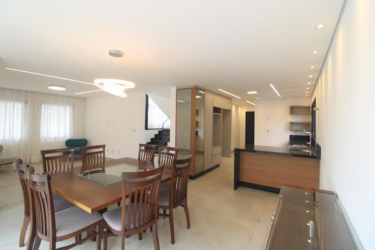 Casa de Condomínio para alugar com 4 quartos, 460m² em Jardim Prudência, São Paulo
