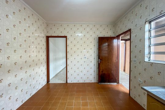 Cozinha de casa para alugar com 2 quartos, 145m² em Jaraguá, São Paulo